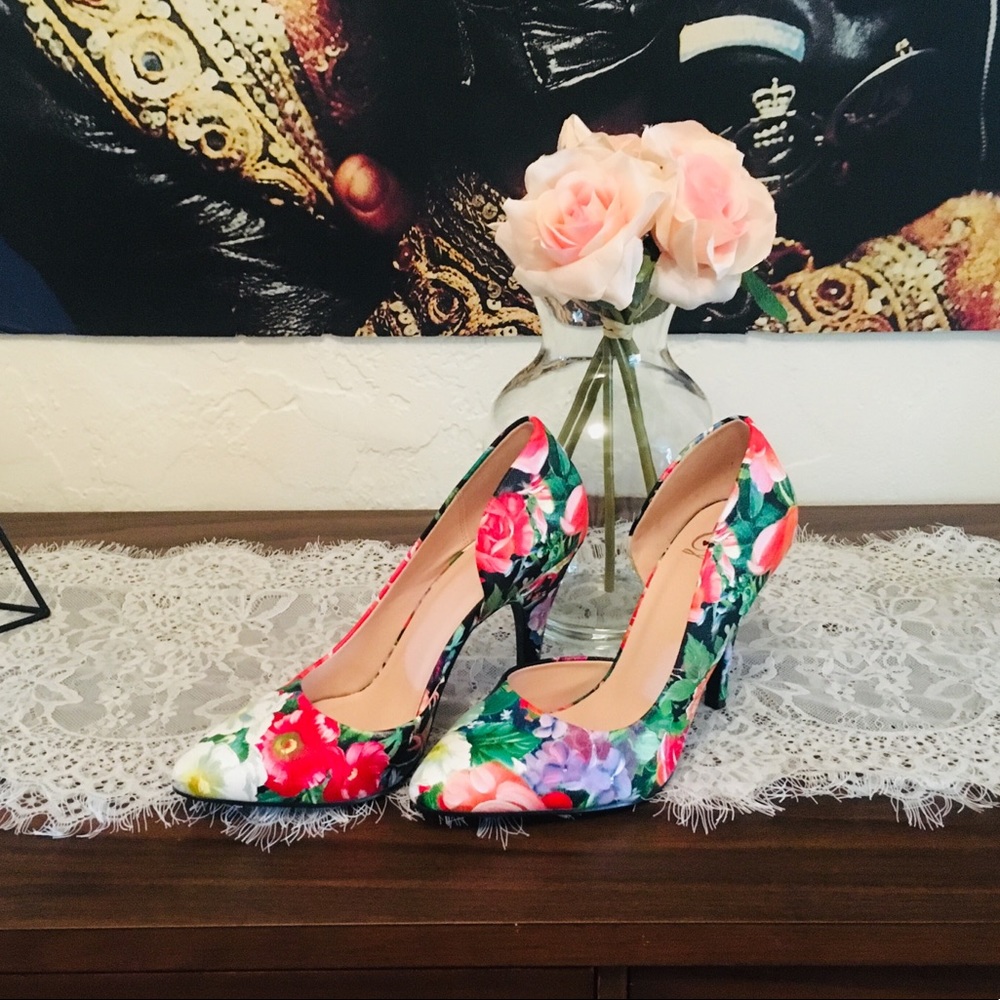 Beautiful flowers frame sandals design